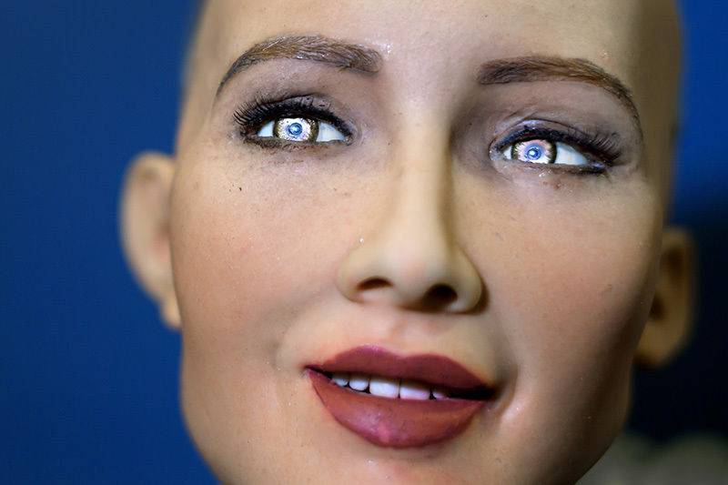 机器人索菲亚一场所科技包装下的“暧昧骗局”