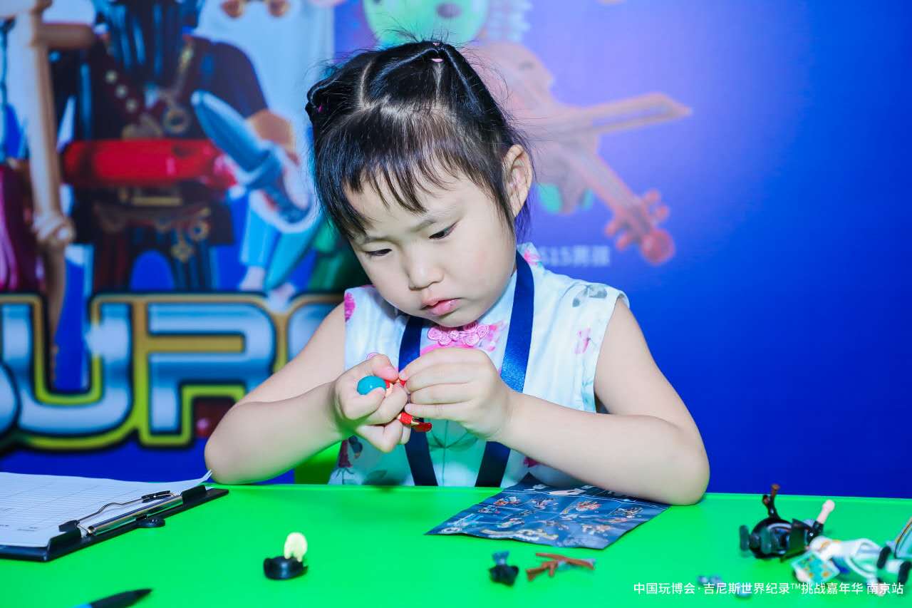 中国玩博会吉尼斯世界纪录挑战嘉年华南京站 最快时间组装5个摩比人偶.jpg
