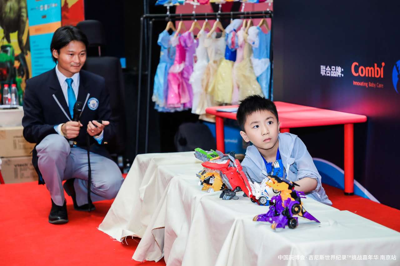 中国玩博会吉尼斯世界纪录挑战嘉年华南京站 最快时间匹配5个变形玩具.jpg